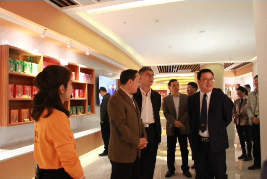 全國政協委員、南方國際友好聯絡會會長黃先耀一行蒞臨衍生健康醫藥產業園參