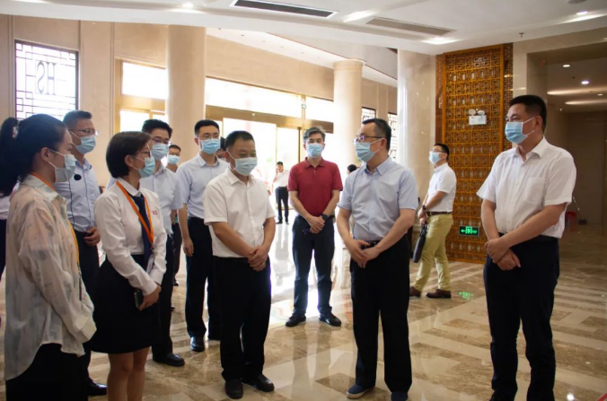 衍生動(dòng)態(tài)丨廣東省人社廳黨組書記、廳長(zhǎng)陳敏一行蒞臨衍生健康醫(yī)藥產(chǎn)業(yè)園參觀