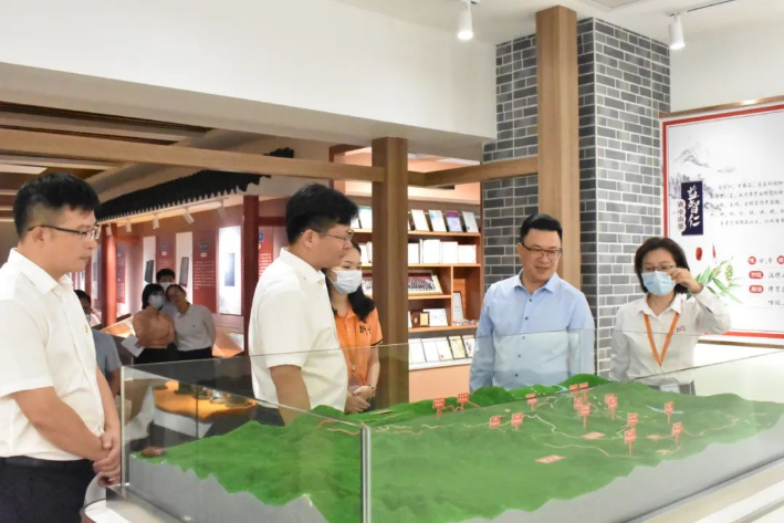 衍生動態丨云城區委書記葉偉光一行蒞臨衍生健康醫藥產業園參觀調研