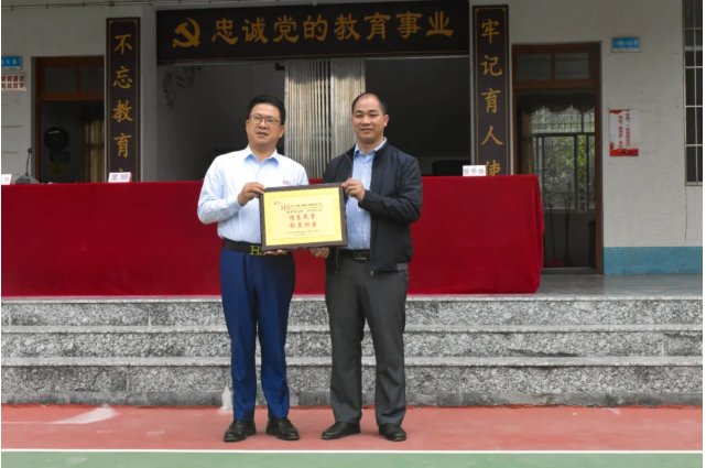 情系師生健康，愛心守護未來丨衍生健康醫藥向高村中學捐贈價值28萬元的“元旦禮品”